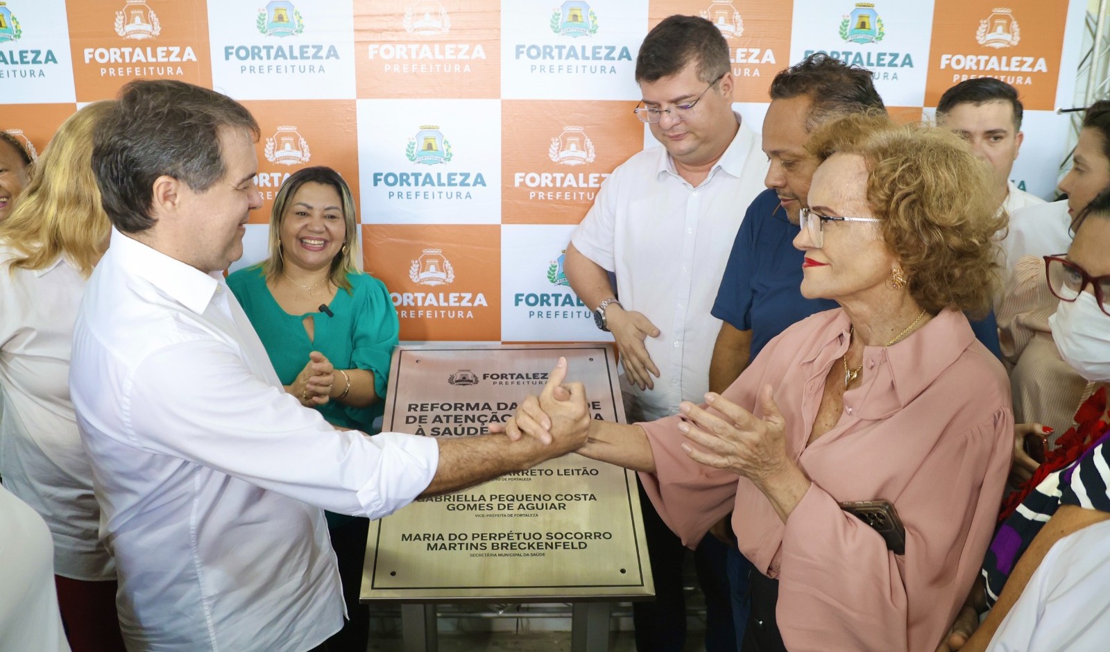 prefeito evandro cumprimenta secretária socorro martins